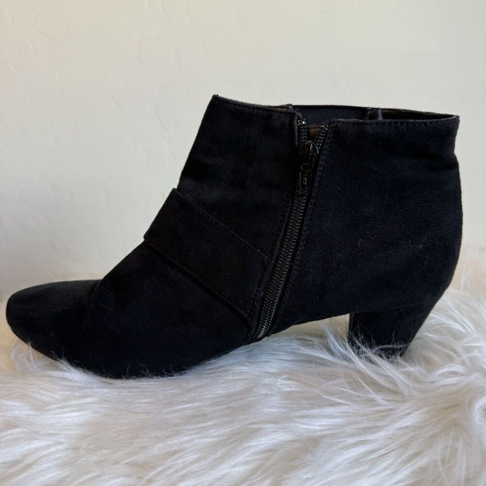 Comfort Plus By Predictions Faux Suede Black Buckle Heeled Ankle Bootie Witchy - Picture 7 of 9